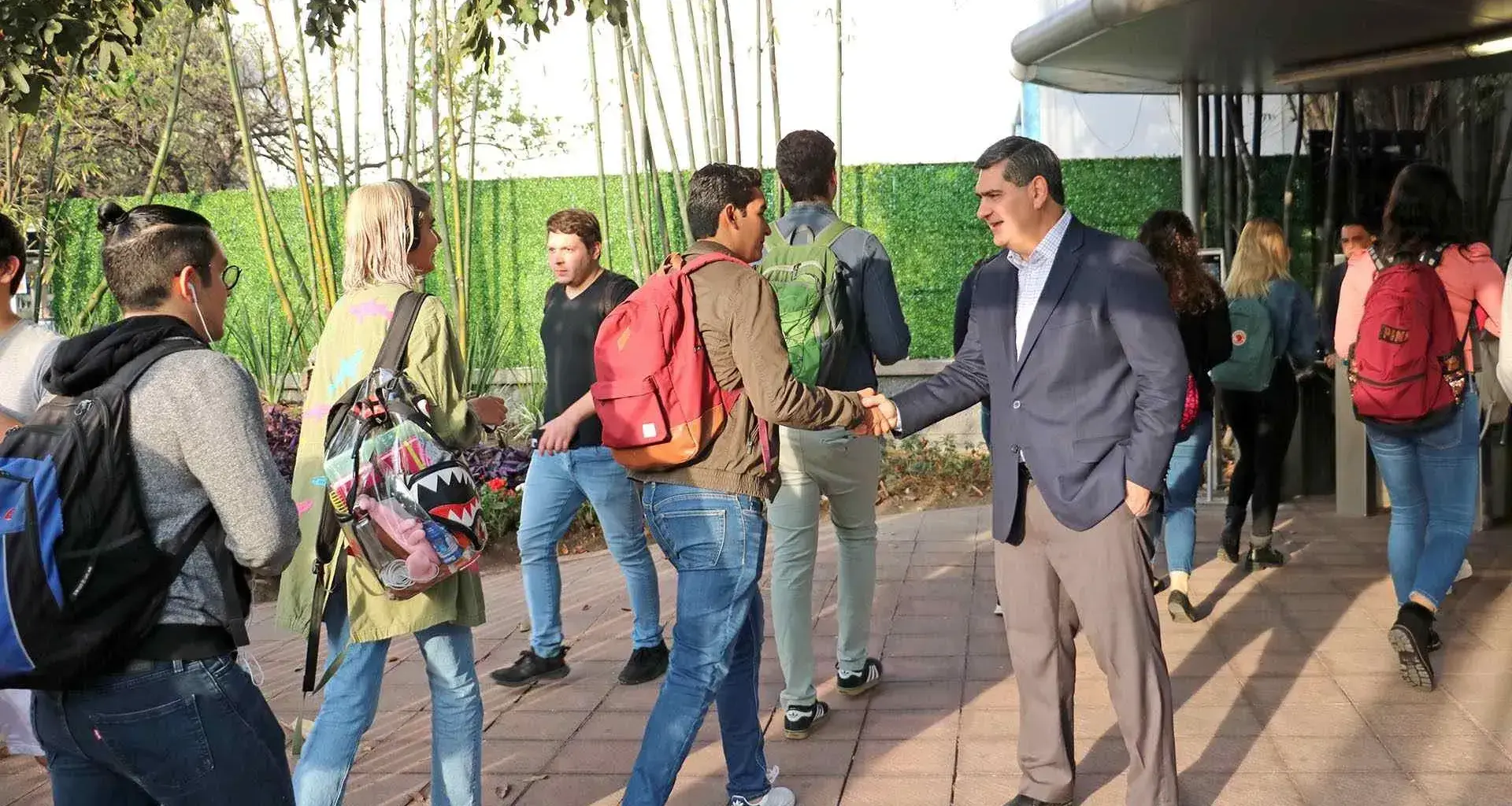 Da rector bienvenida a alumnos al semestre