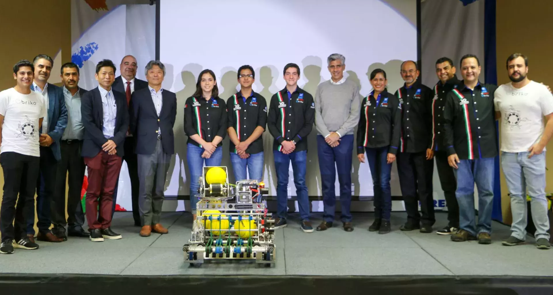 Capitanes y patrocinadores junto a su robot.