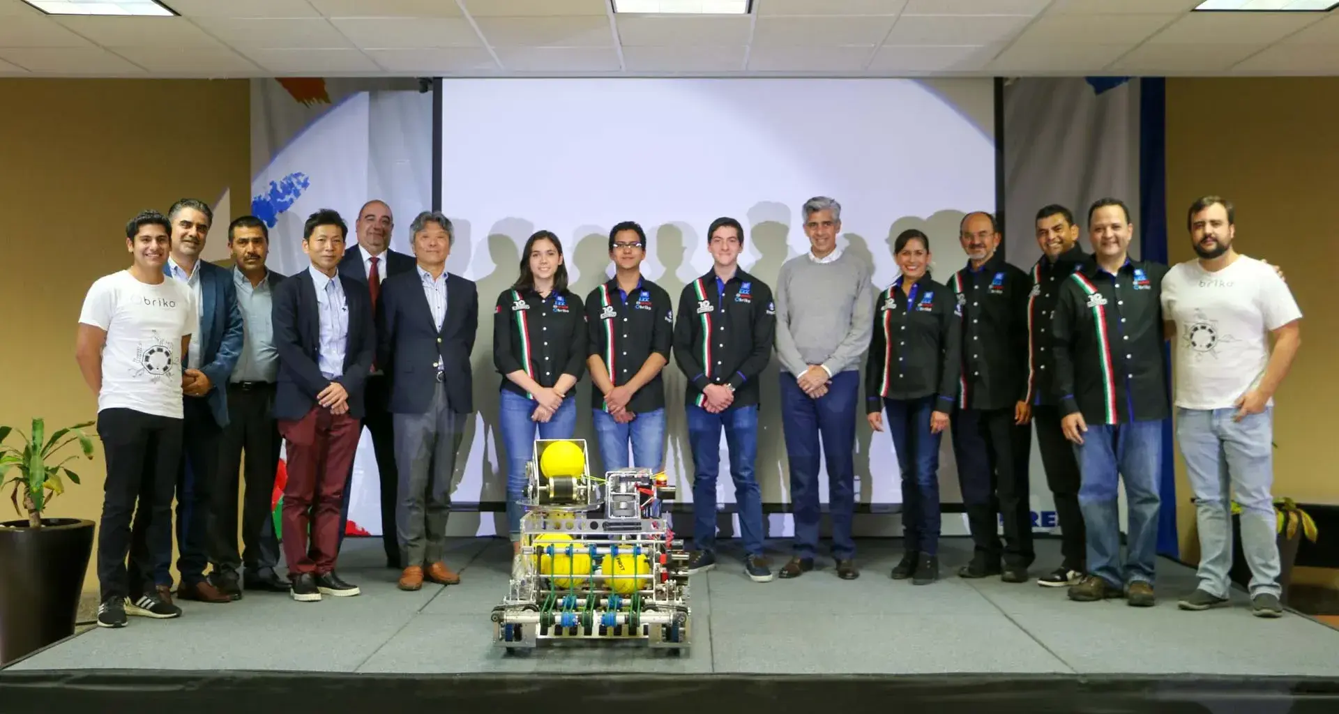 Capitanes y patrocinadores junto a su robot.