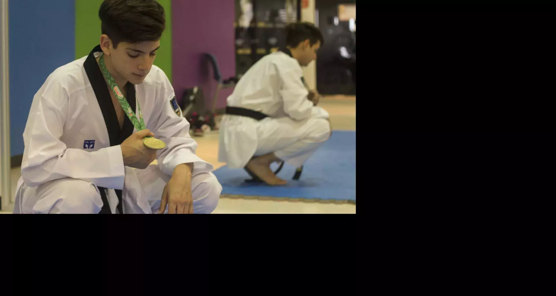 Joseph posando con su medalla de oro de la competencia nacional juvenil.