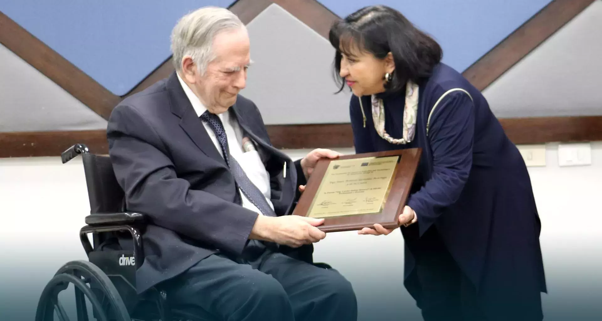 Reconocen al ingeniero Antonio González Arechida con presea de la Asociación de Maestros Eméritos 