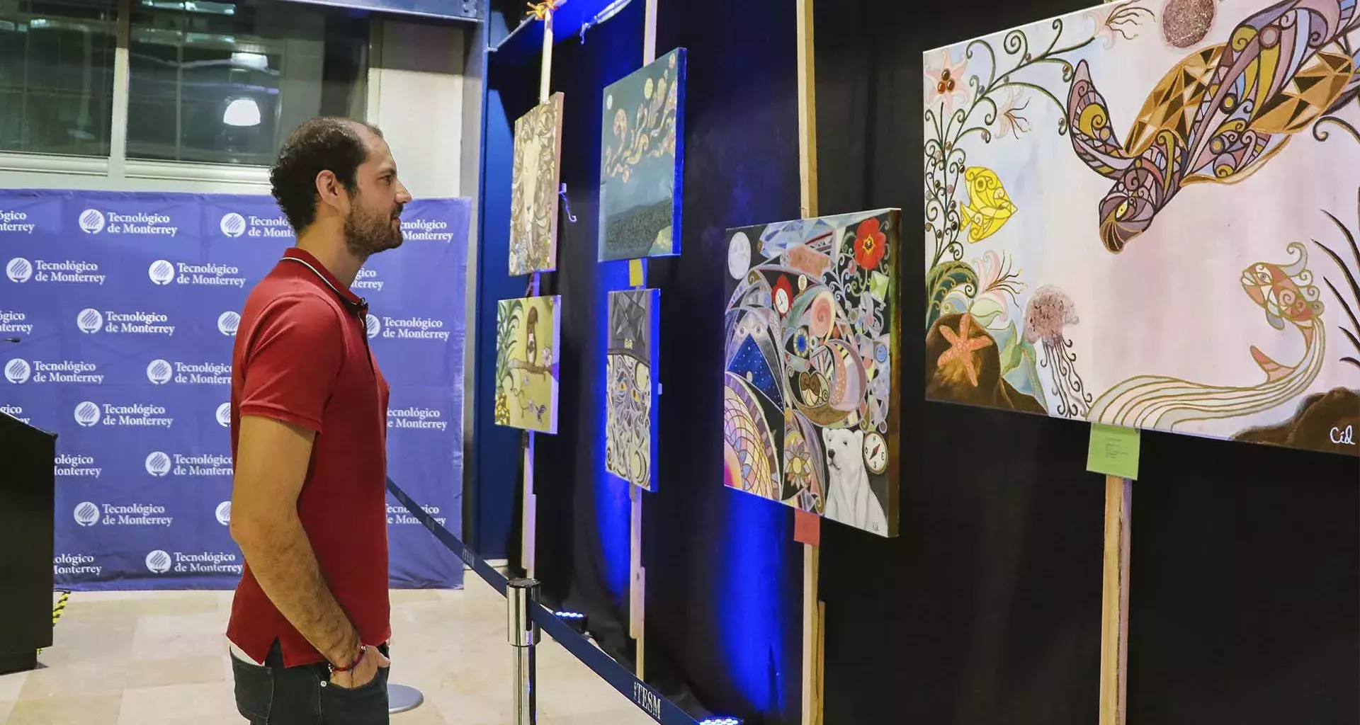 Eduardo Cid observa algunas obras  de arte más recientes.