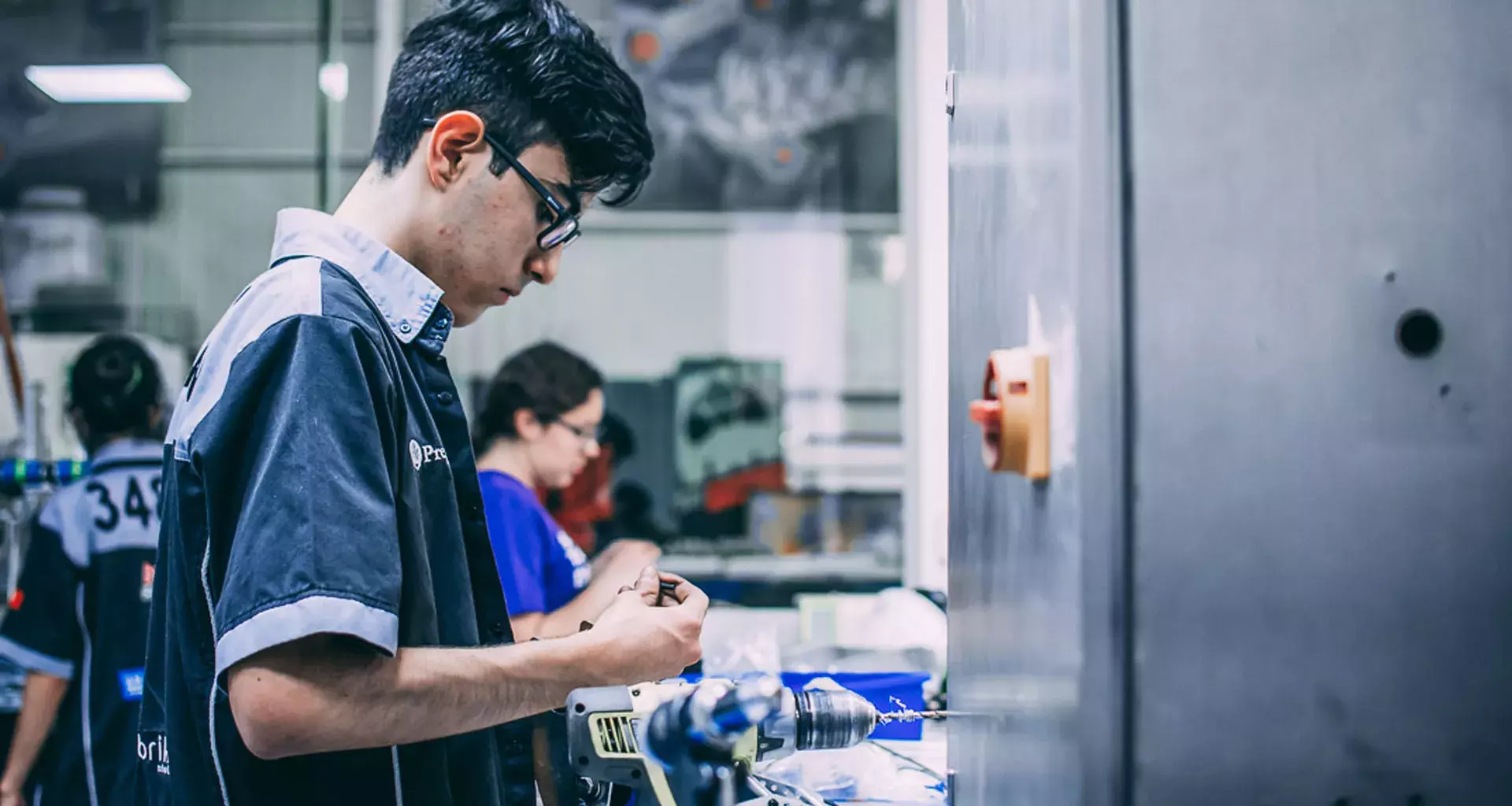 Luis Ramón Guajardo, preparando las piezas para su robot de PrepaTec 