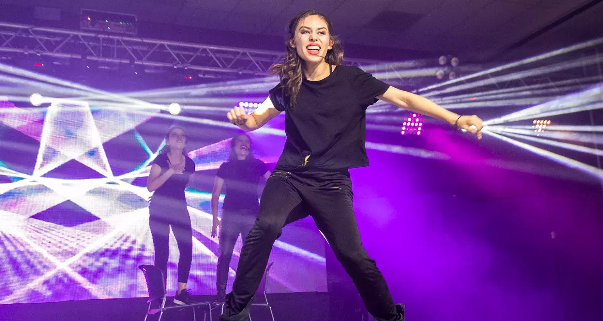 Ana Chavana en competencia de baile