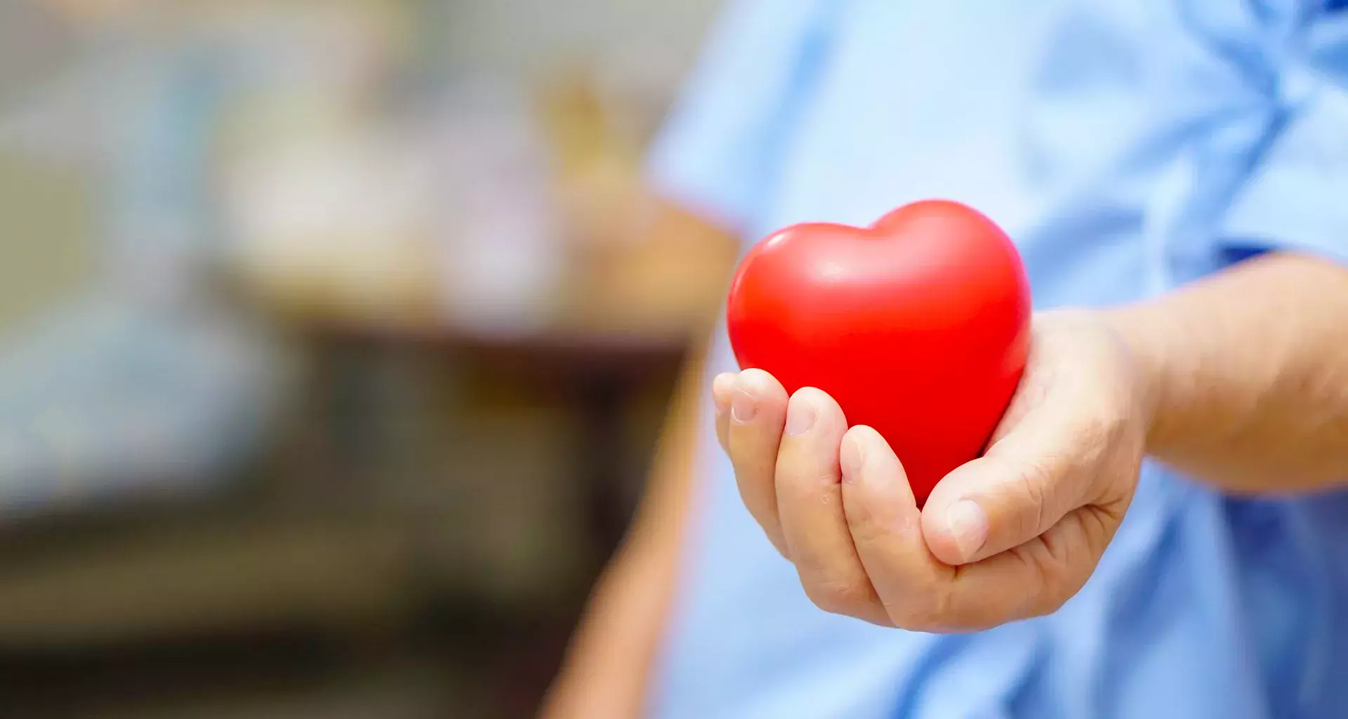 Manos de un médico sosteniendo una figura de corazón para representar la solidaridad en tiempos de COVID-19