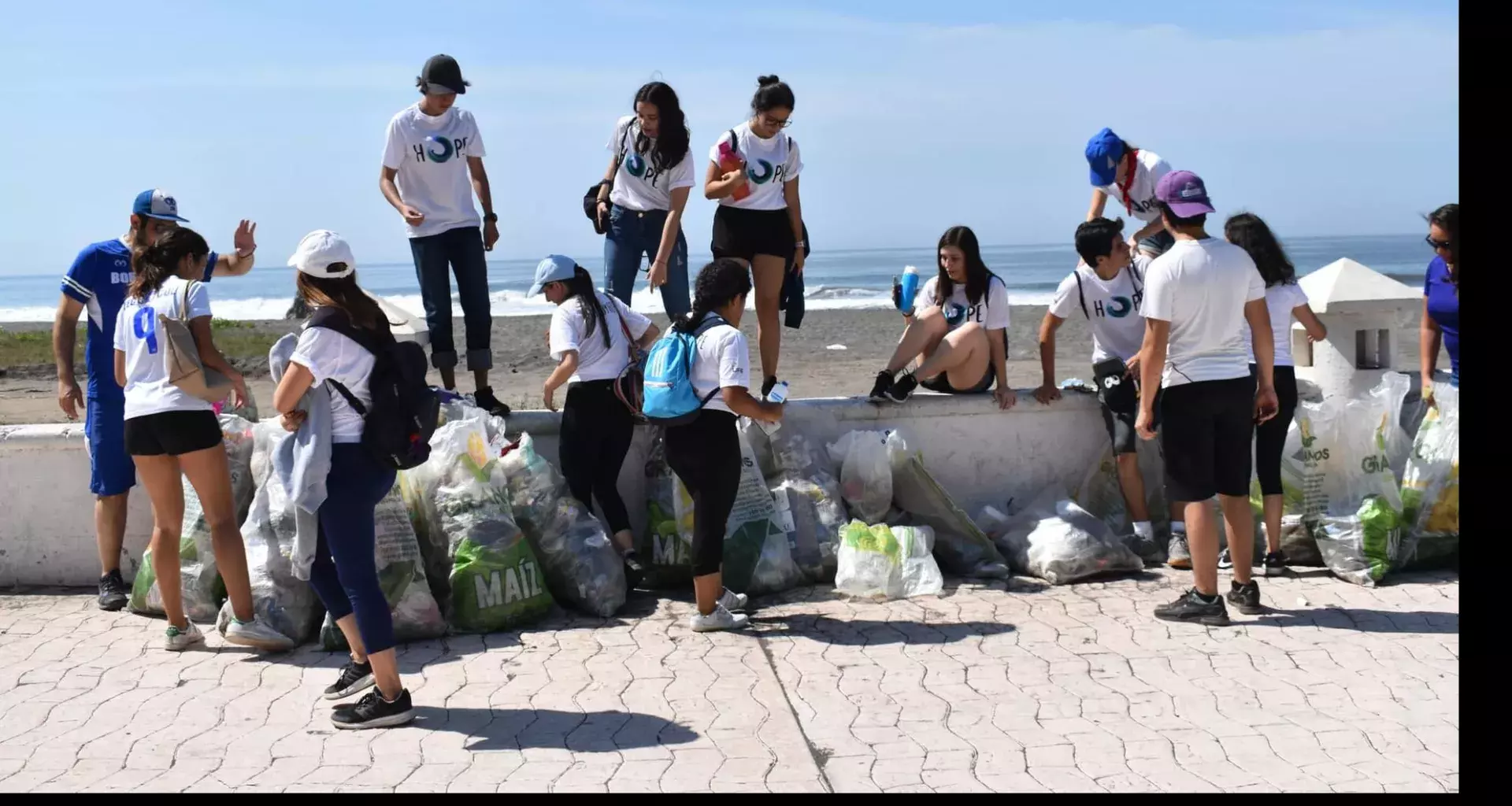 Grupo ecológico de PrepaTec Colima limpia playas de Tecomán