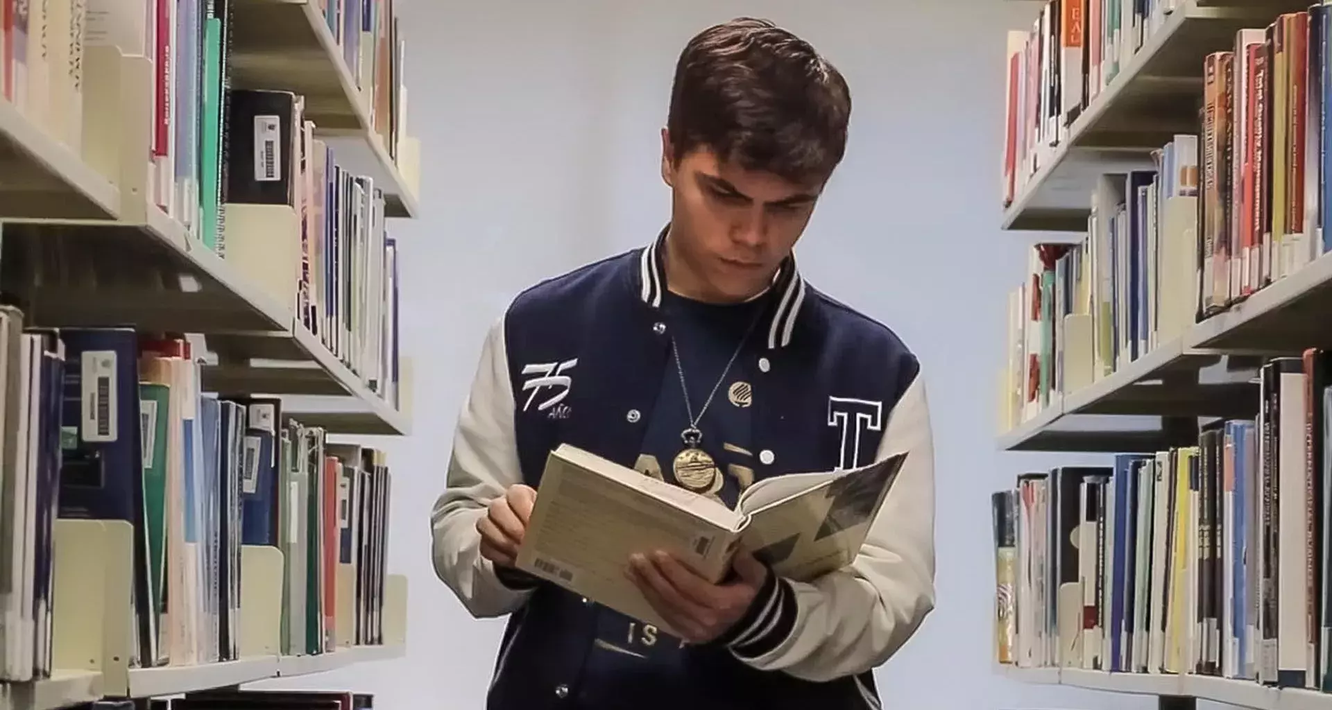 Jose Mario Flores leyendo un libro en biblioteca en el Tec de Monterrey campus Sinaloa