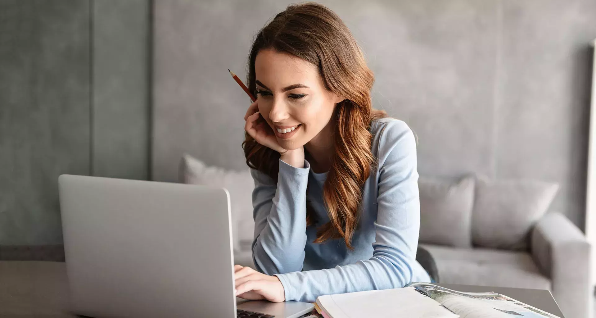 Joven mujer frente a su computadora