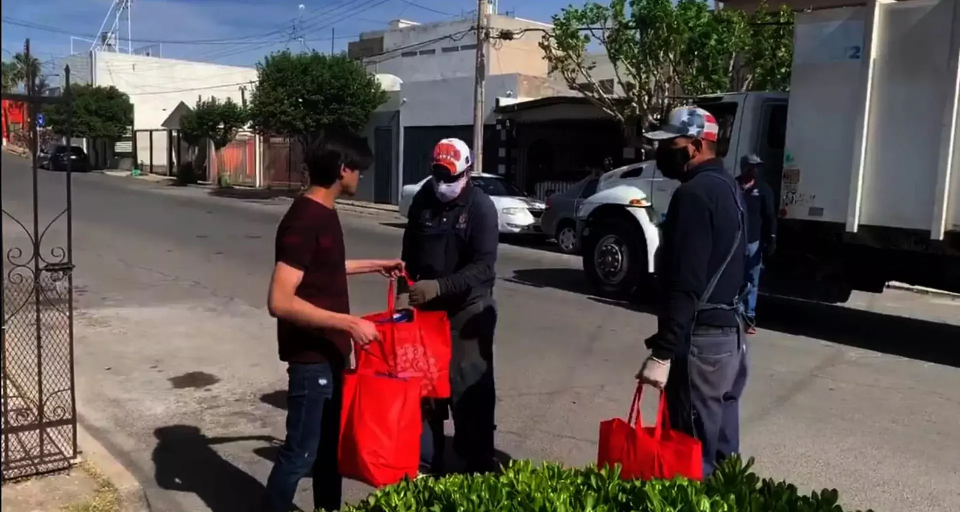 Entrega de despensa a recolectores de basura