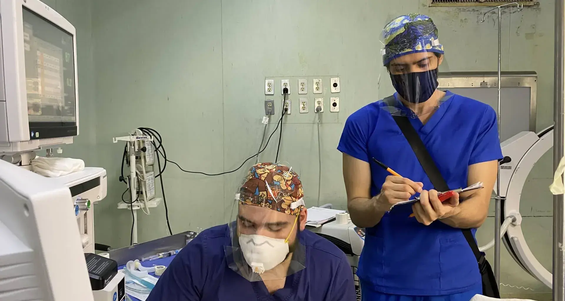 Salvaguardan salud de médicos con caretas de alta calidad