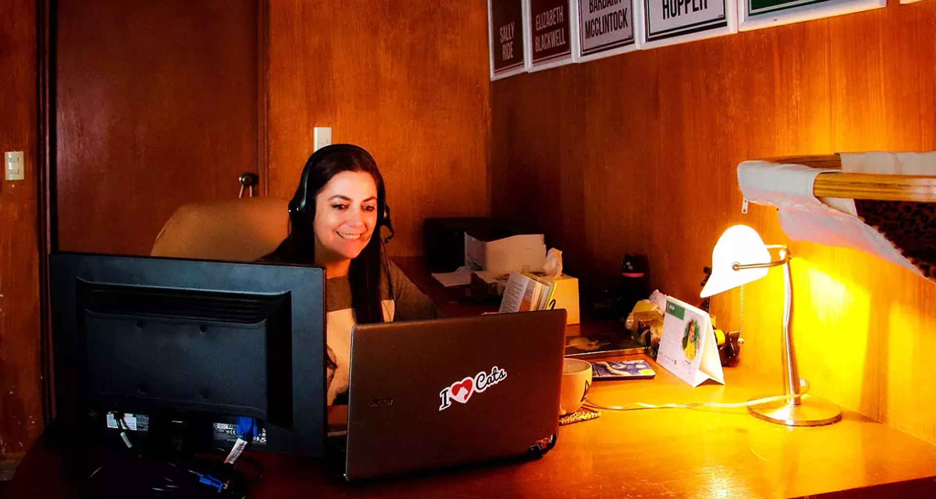 Maestra Herlinda Salazar dando clases en línea de filosofía.