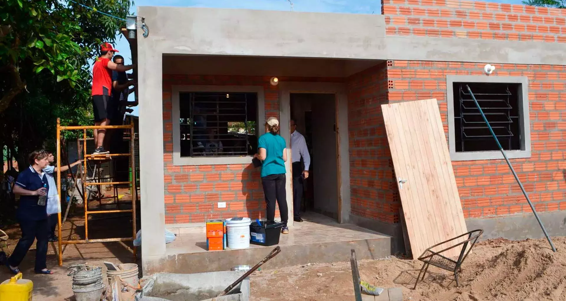 familia construyendo casa bajos recursos