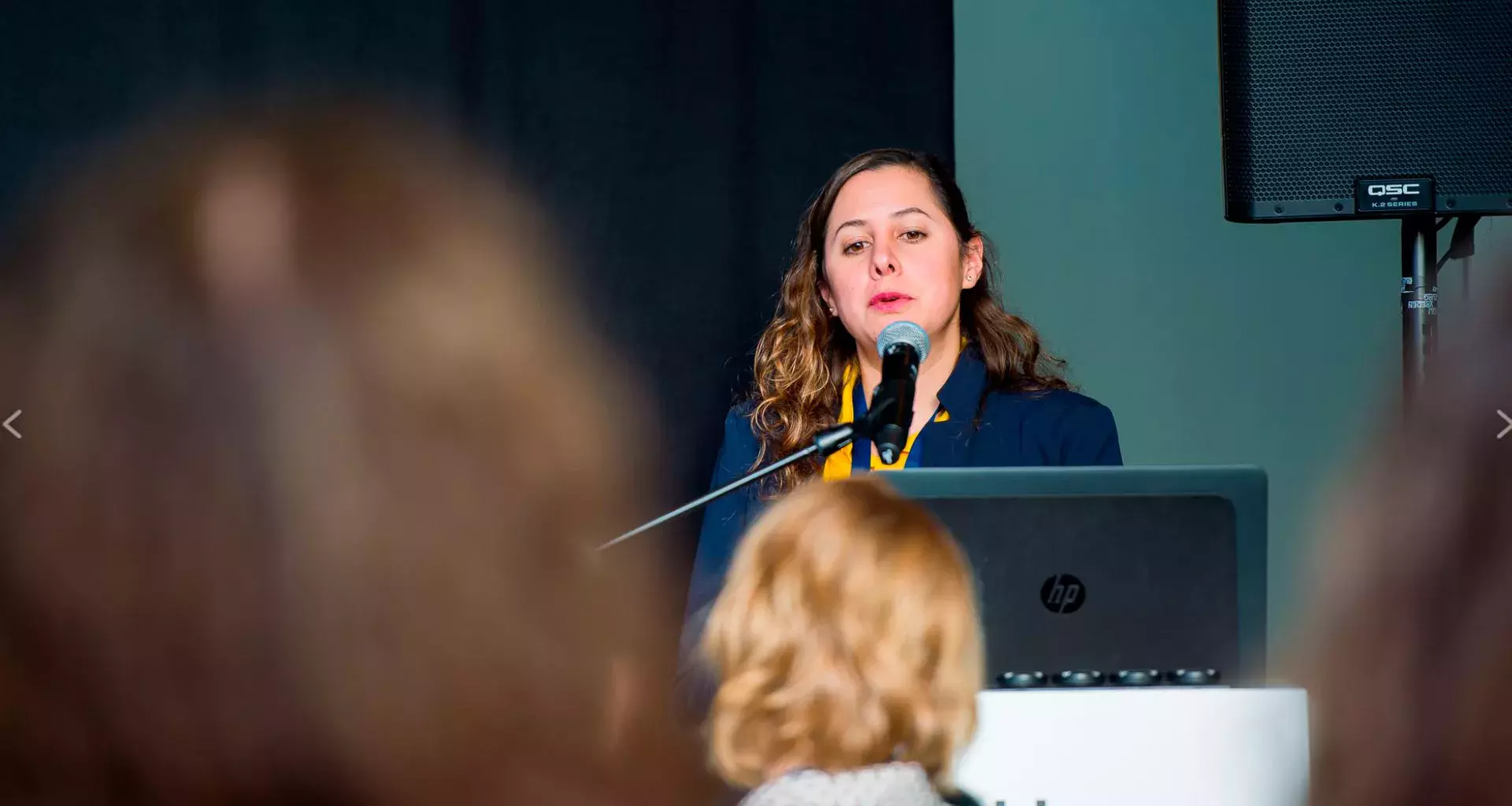 Dina Fajardo dando una conferencia.