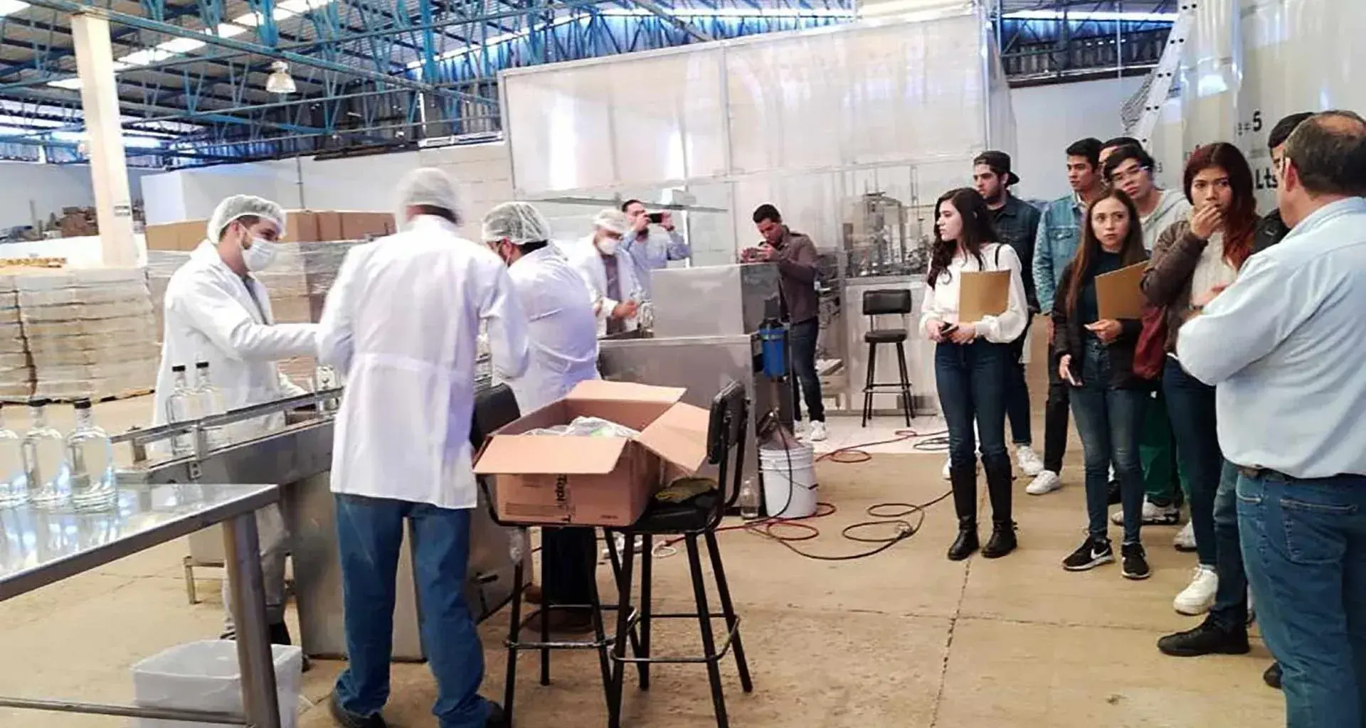 Alumnos de Derecho del Tec asesoran a Tequilera para exportar