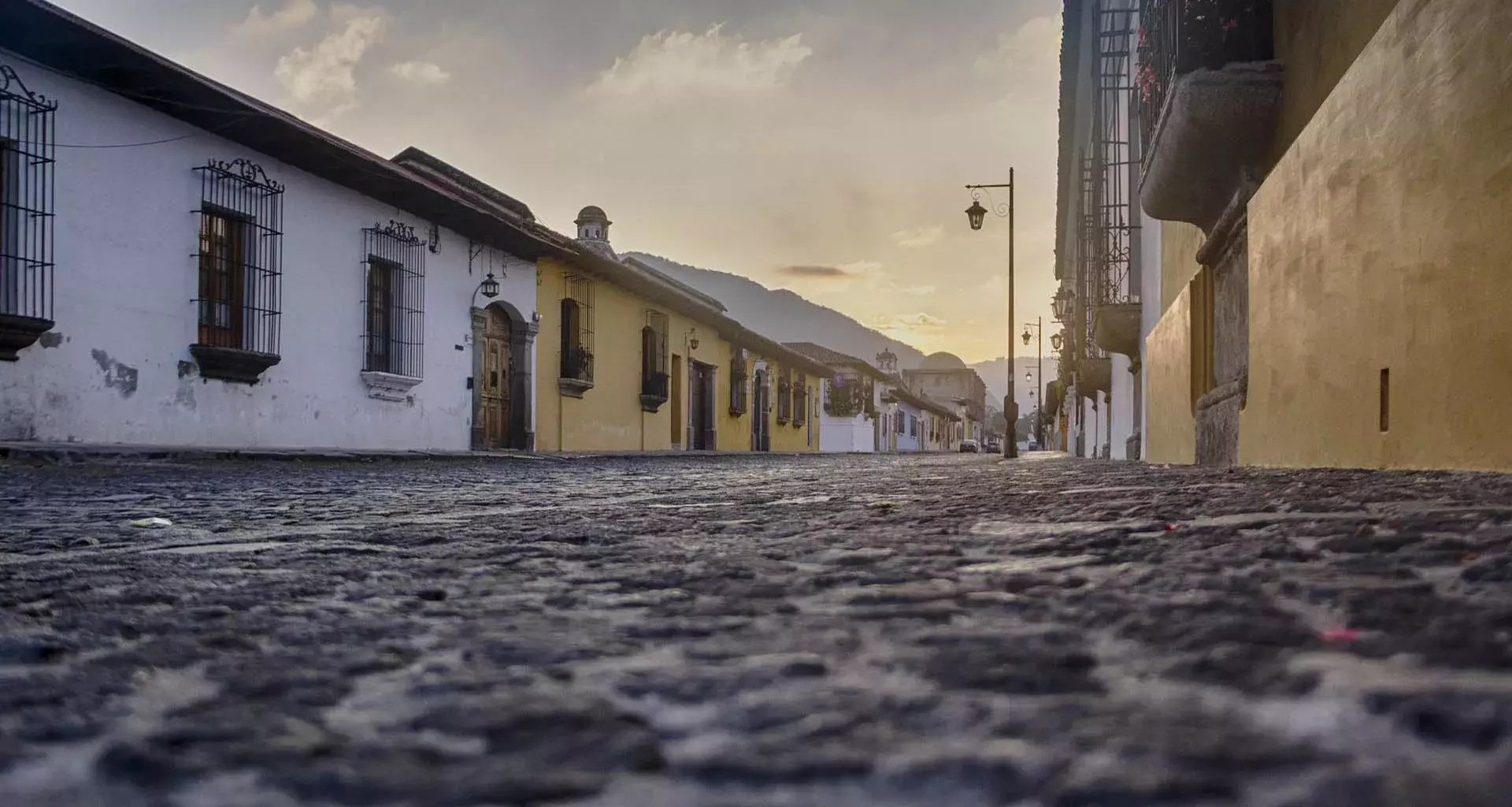 Calle empedrada de un territorio en vías de desarrollo