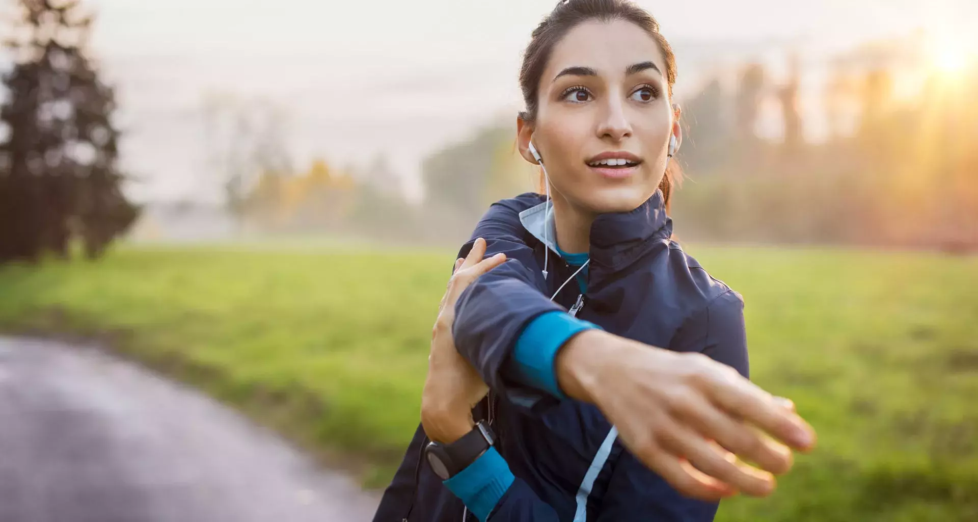 Tips para relajarte cuando sientas mucho estrés, como salir a caminar