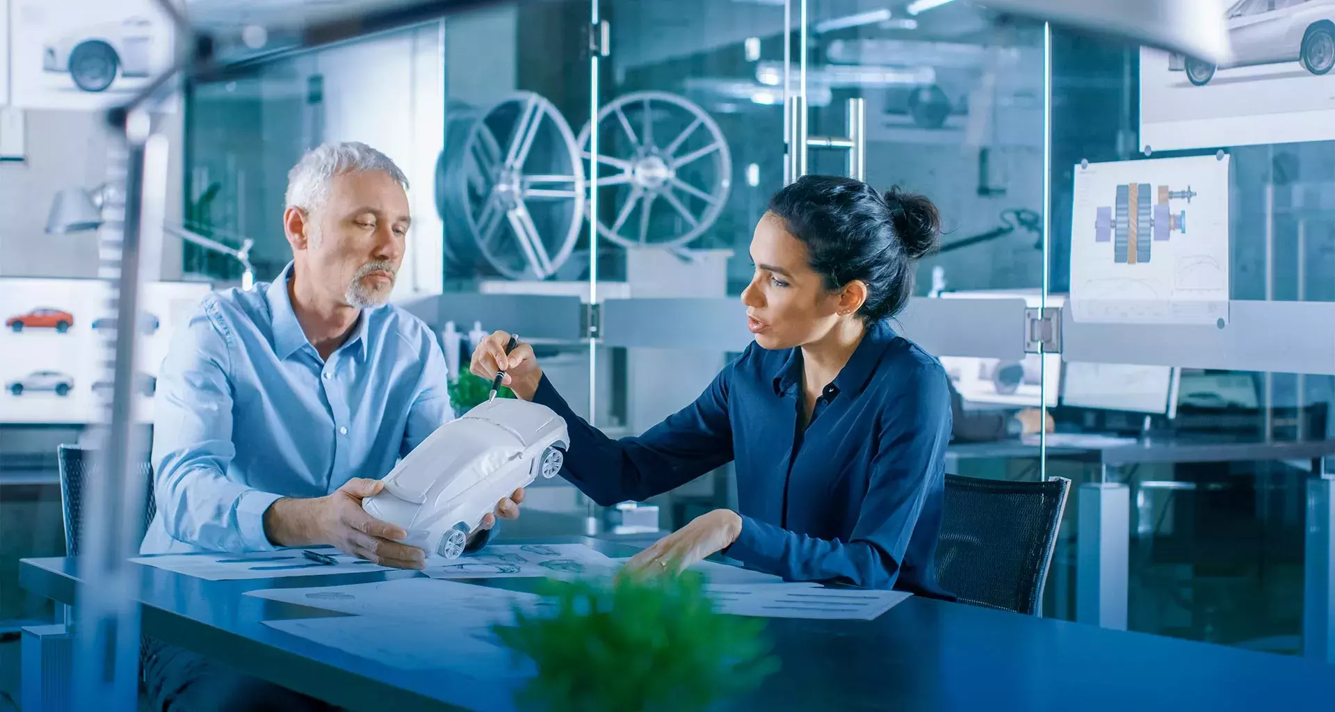 Mujer liderando proyecto automotriz