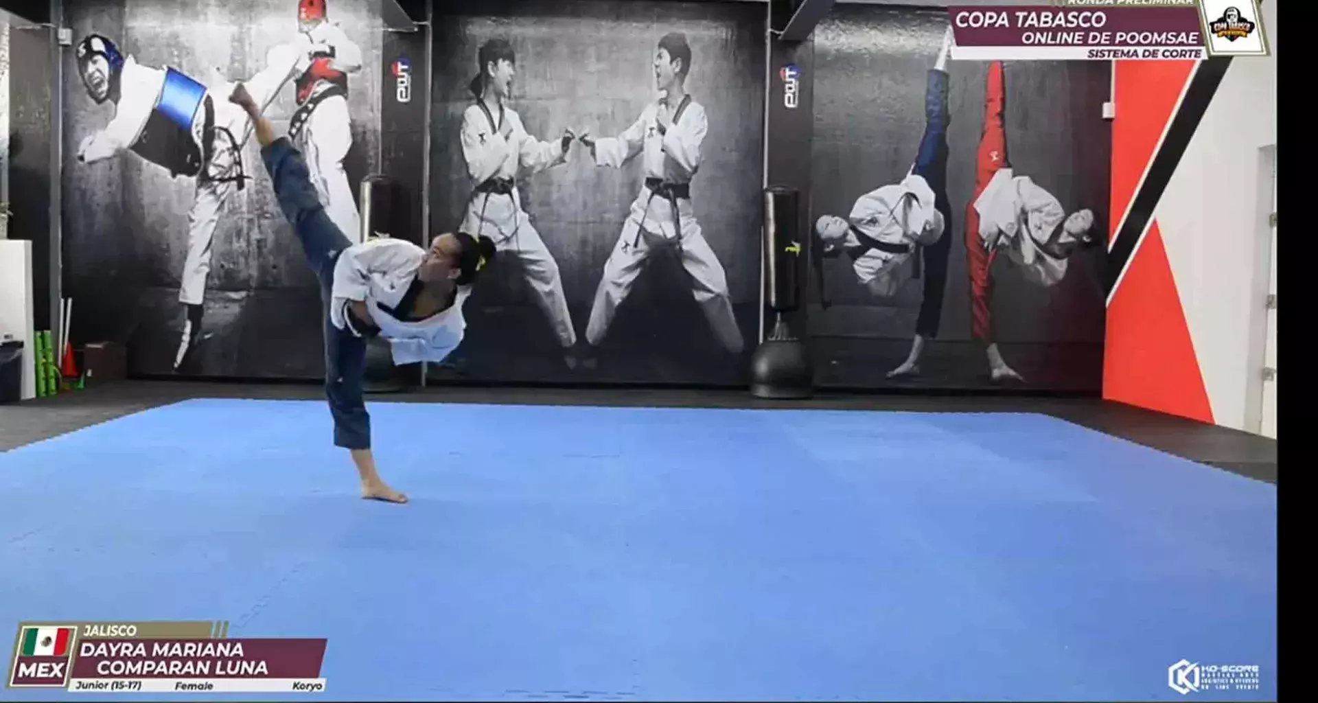 Alumna de Prepa Tec realiza su demostración de formas en taekwondo en la Copa Tabasco 2020.