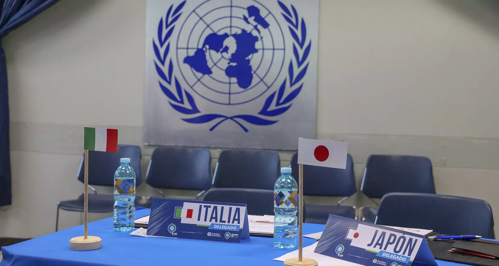 Estudiante con traje formal debatiendo en tecmun