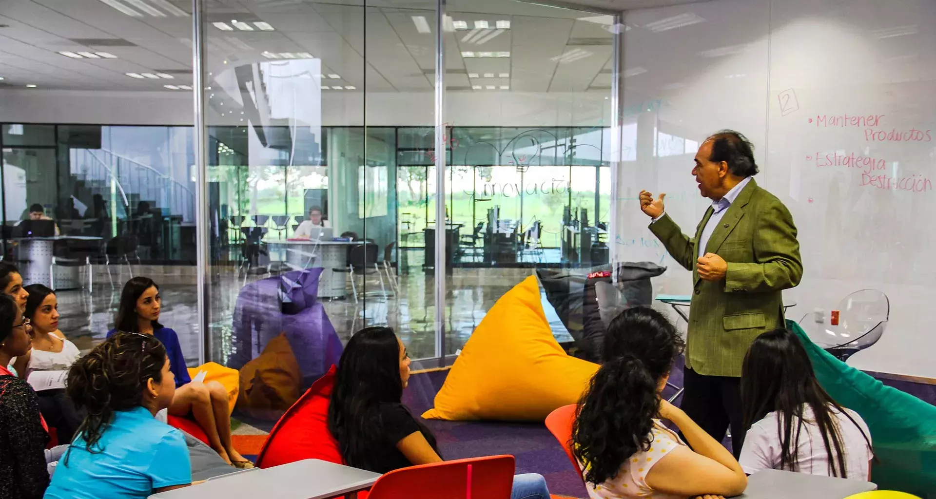 Juan Di Costanzo impartiendo clases en Tec campus Tampico