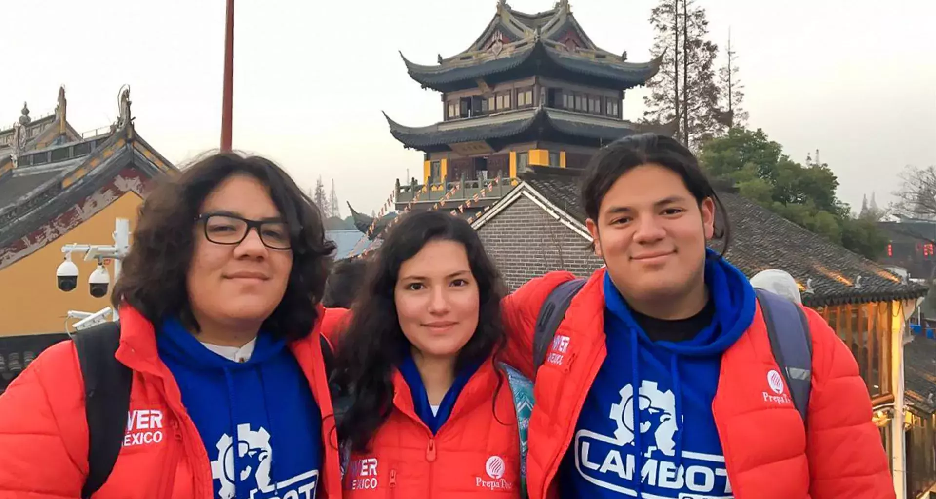 Integrantes del equipo "LamBot 3" en China.