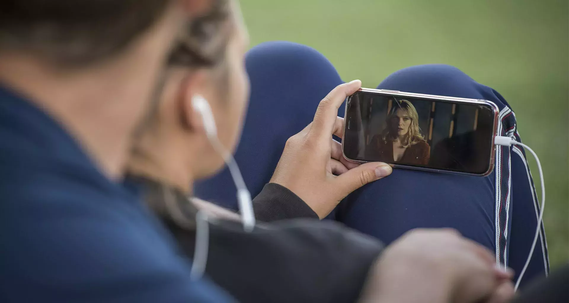 pareja viendo película en un celular