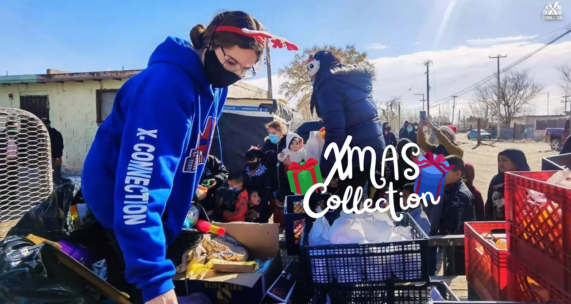 Ileana Álvarez entregando los regalos junto a su familia.