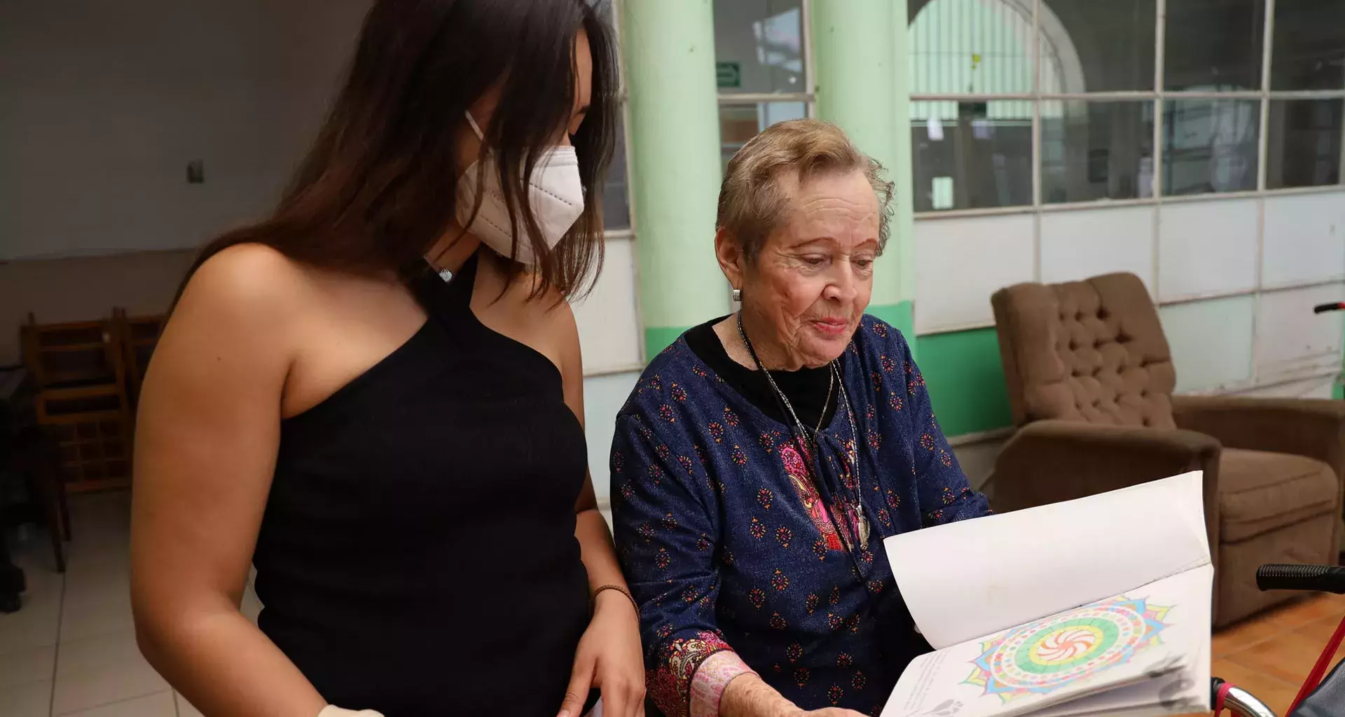 La iniciativa adopta una abuelita dona comida a mujeres de escasos recursos.