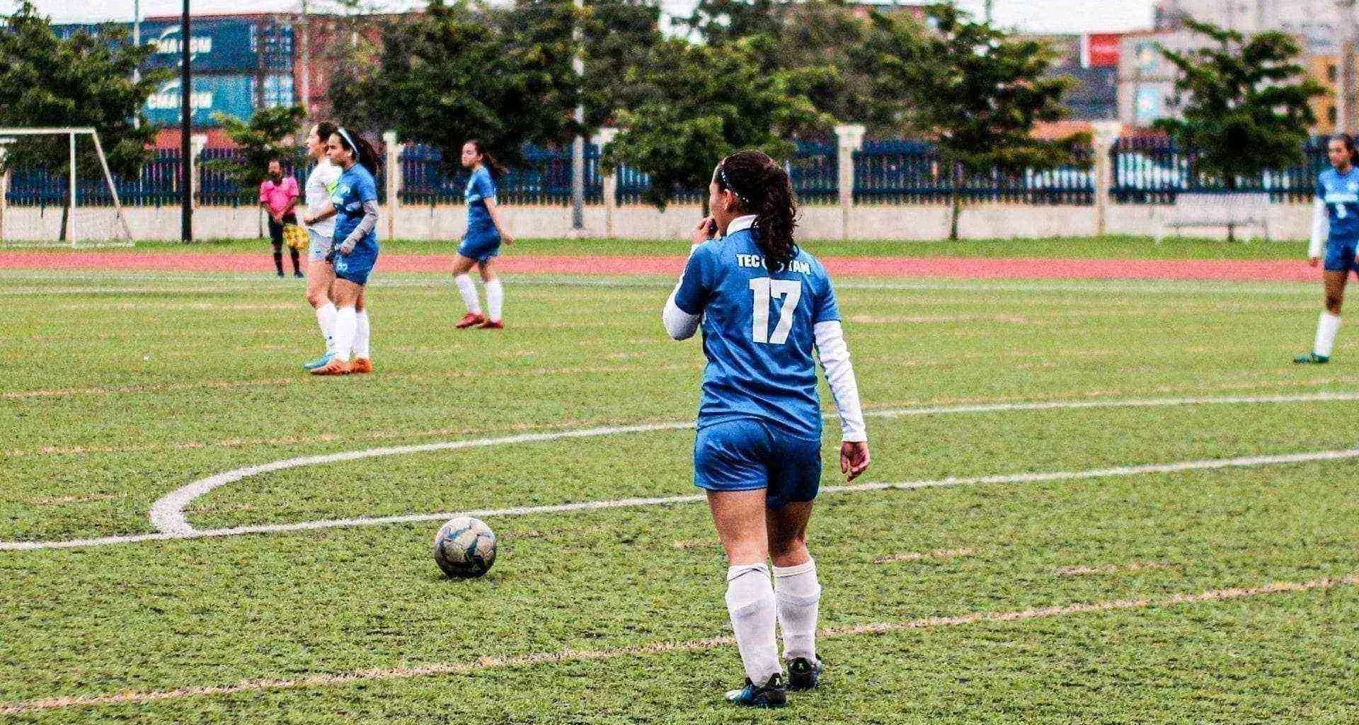 Danna Leal jugando fútbol