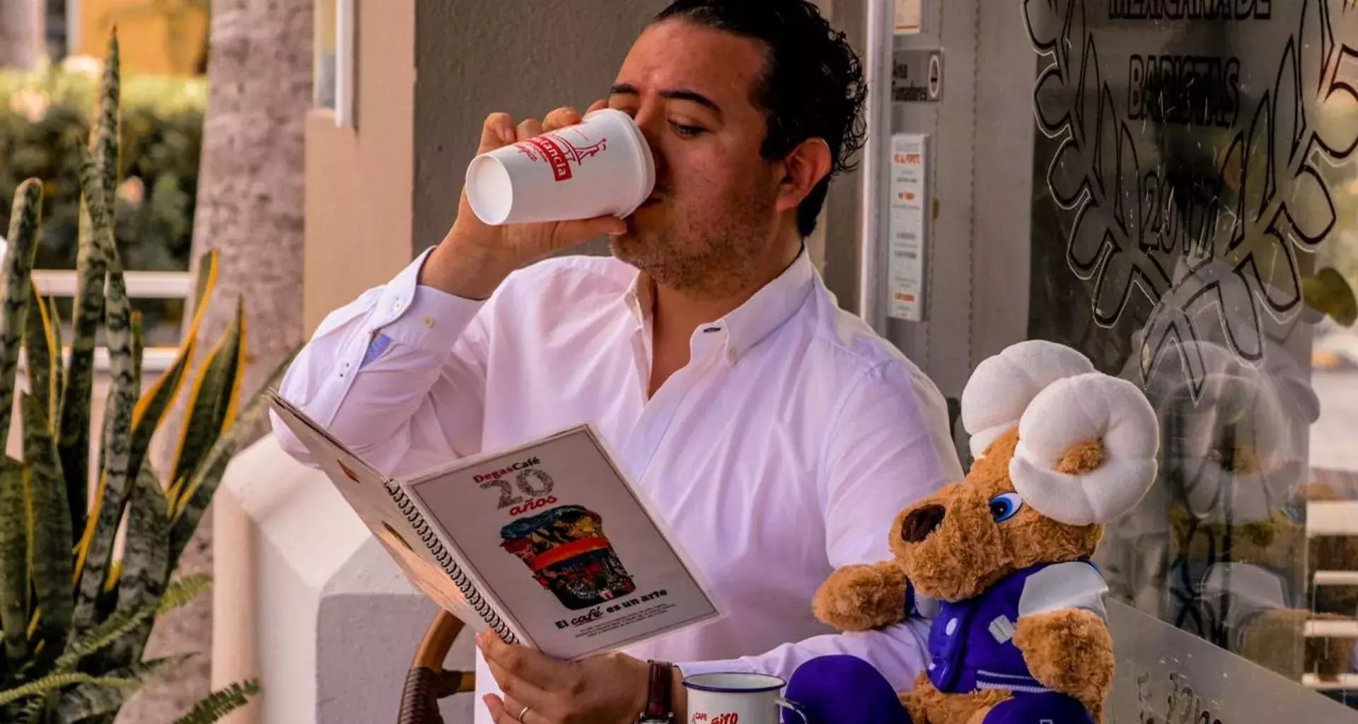 Gabriel Hernández, propietario de Degas Café , tomando un café con Teus.