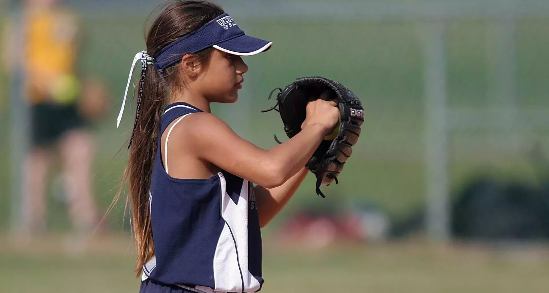 Niña jugando beisbol