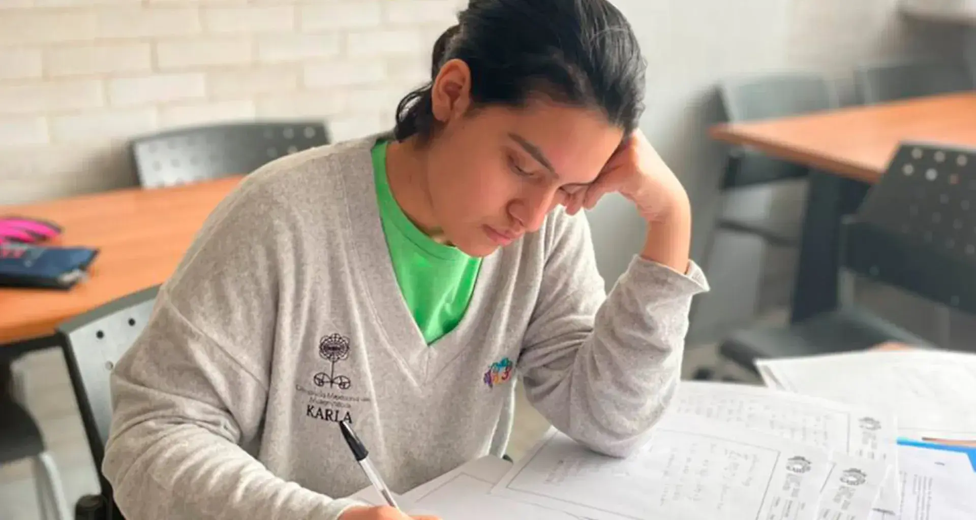 Karla Munguia estudiando para la olimpiada