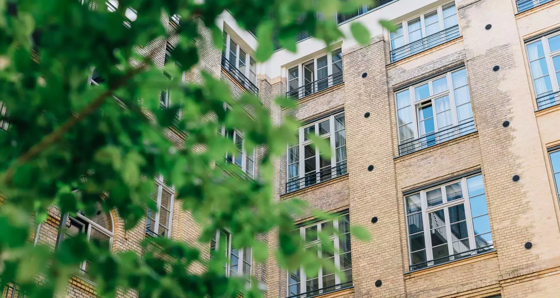 edificio de departamentos con árboles