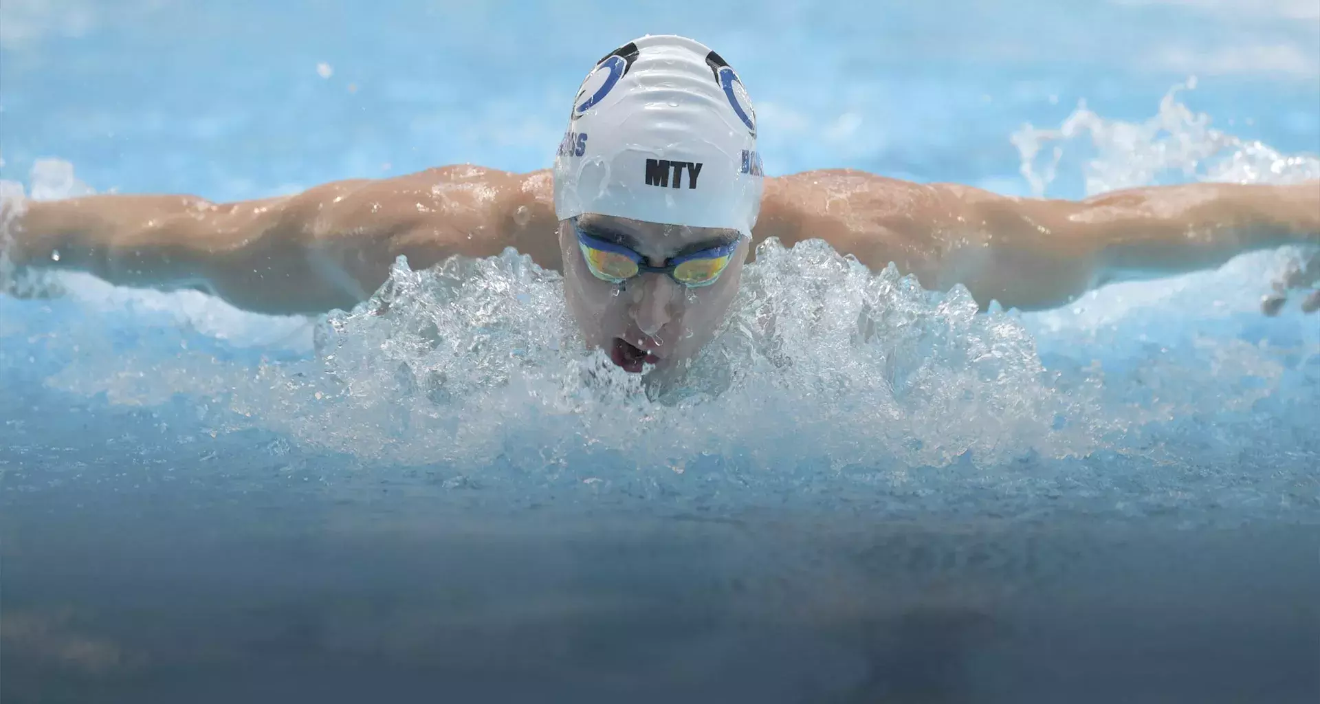 Sus ‘brazadas’ lo llevan al éxito académico y en la natación