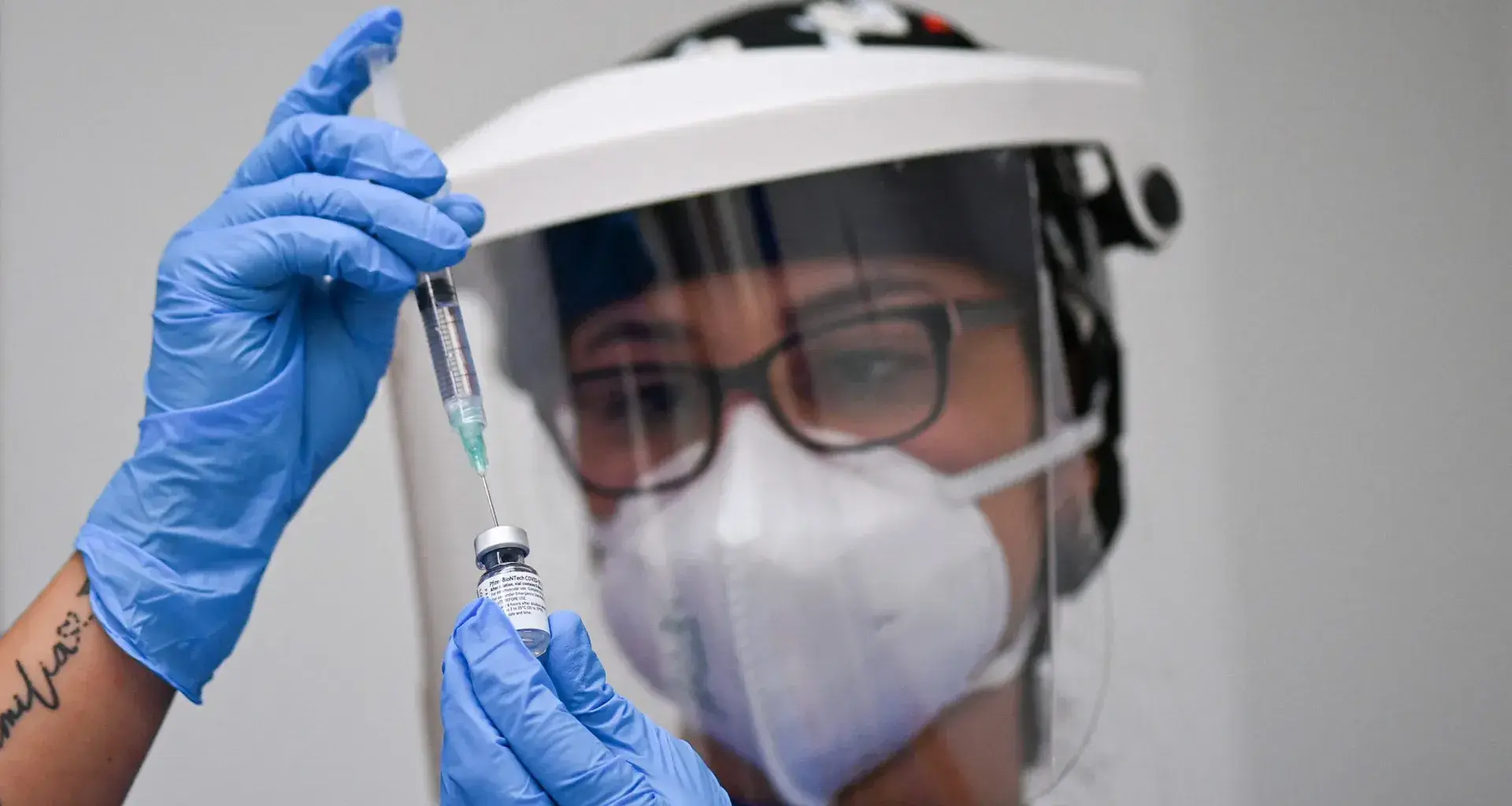 Lo que significa la aprobación total de la vacuna Pfizer anti-COVID en la pandemia