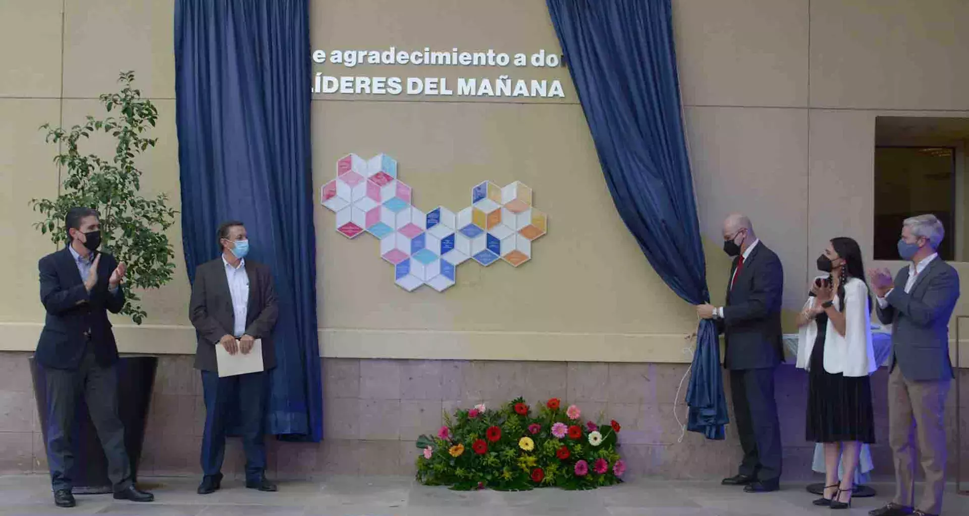 Develació del muro de agradecimiento al programa Líderes del Mañana