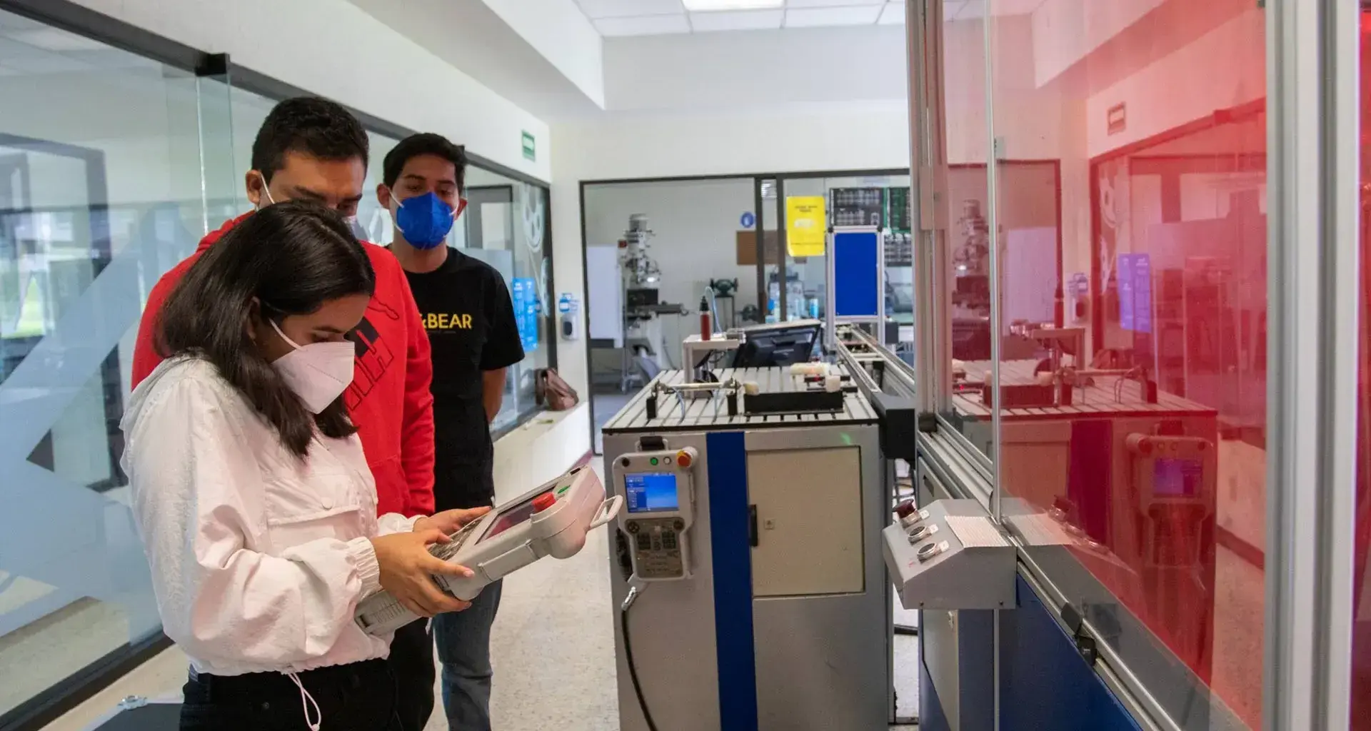 Estudiantes Tec en clases de laboratorio