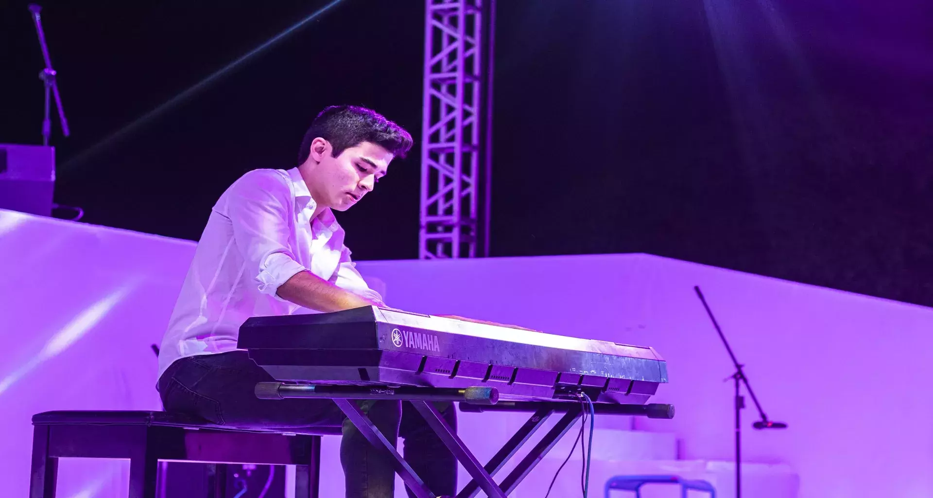 Manuel-Báez-tocando-el-teclado-en-un-festival