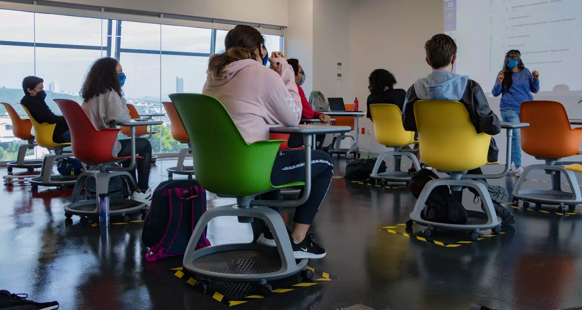 Alumnos de PrepaTec tomando clases híbridas