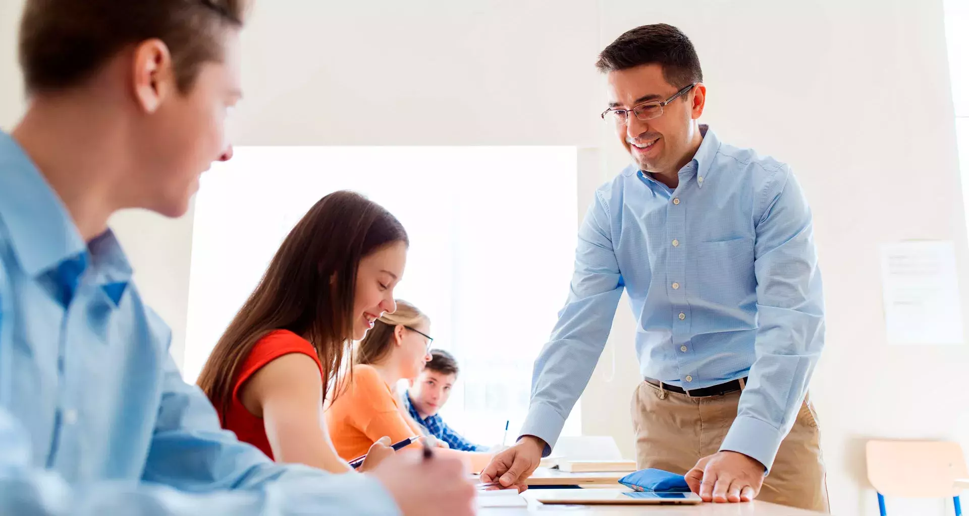 La educación positiva se enfoca en que además de las habilidades académicas tradicionales, los jóvenes desarrollen inteligencia emocional y bienestar.