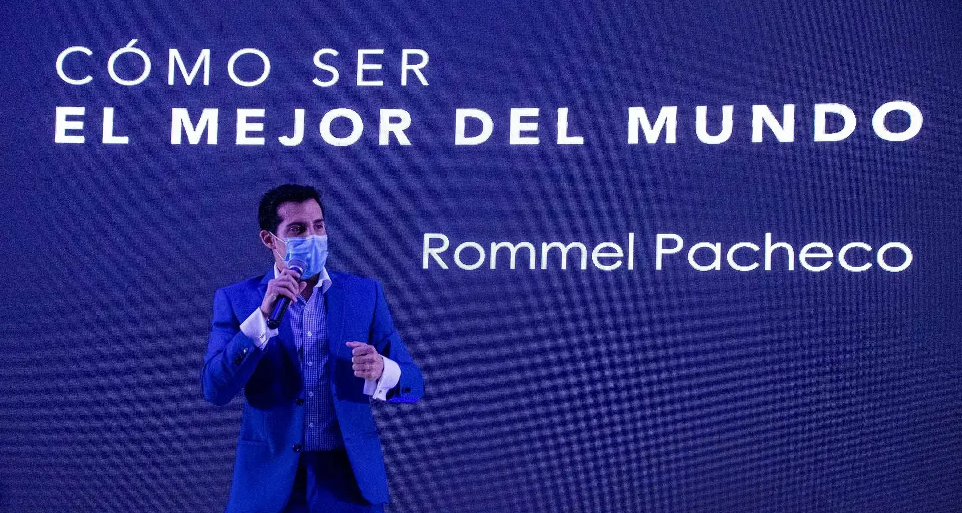 Rommel dando conferencia
