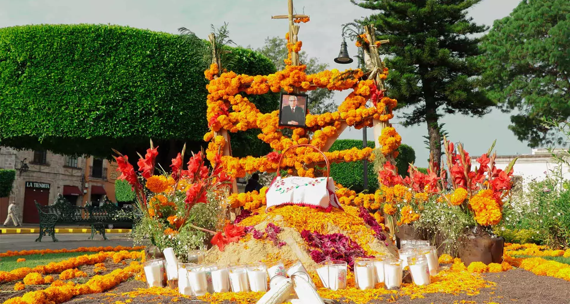 Altares tradicionales del día de muertos en Michoacán