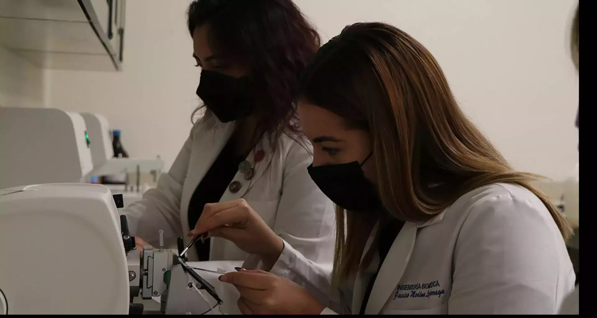 Alumnos aprenden de histopatología para investigar, en el marco de la Semana de innovación del Tec Guadalajara.