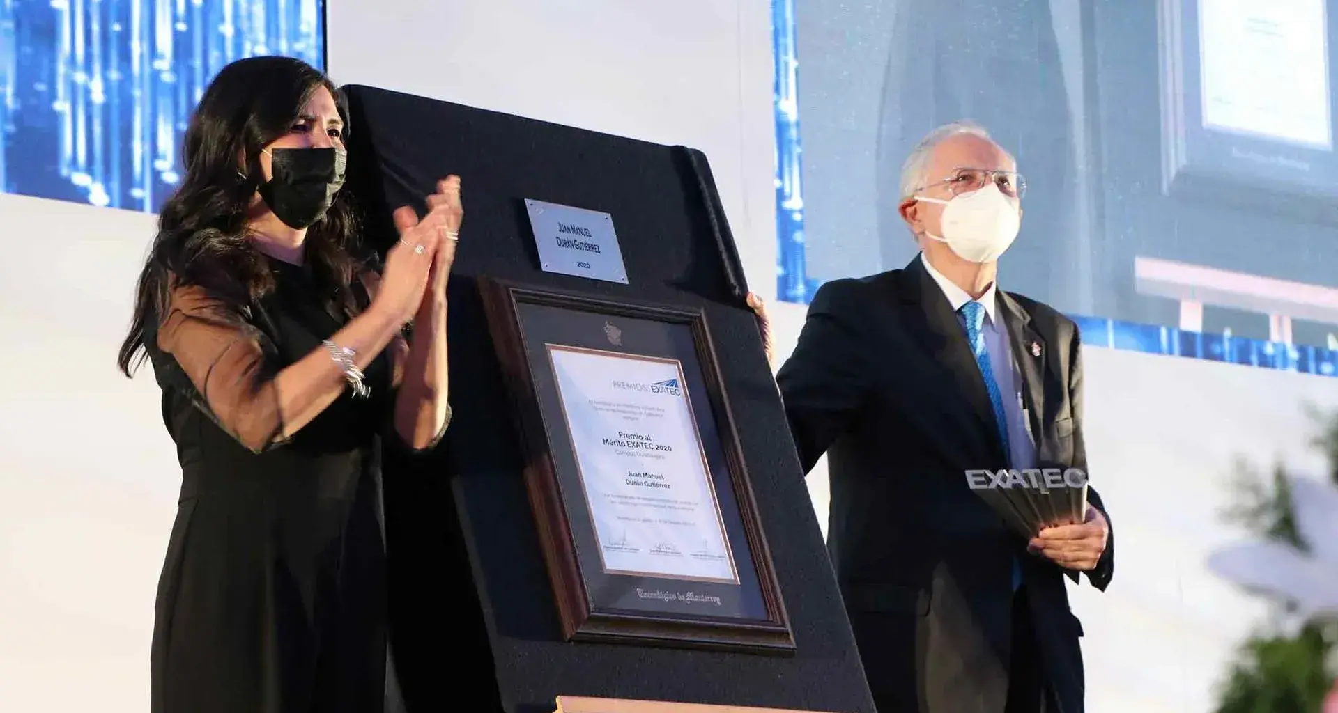Tec Guadalajara entrega Premio Mérito EXATEC a Juan Manuel Durán.