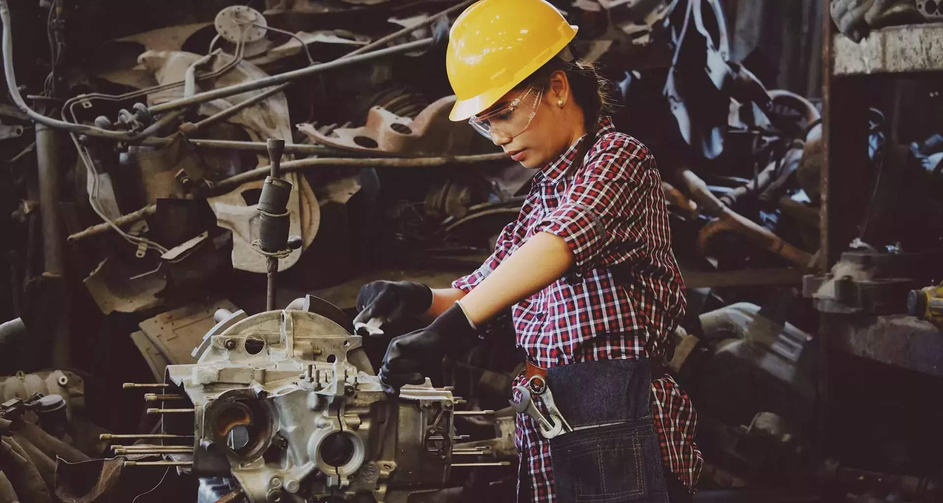 Mujer ingeniera en su campo de acción 