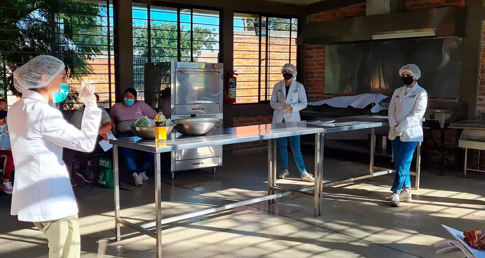 Alumnas de nutrición del Tec Guadalajara aplicaron sus conocimientos y crean menús nutritivos para comunidad marginada.