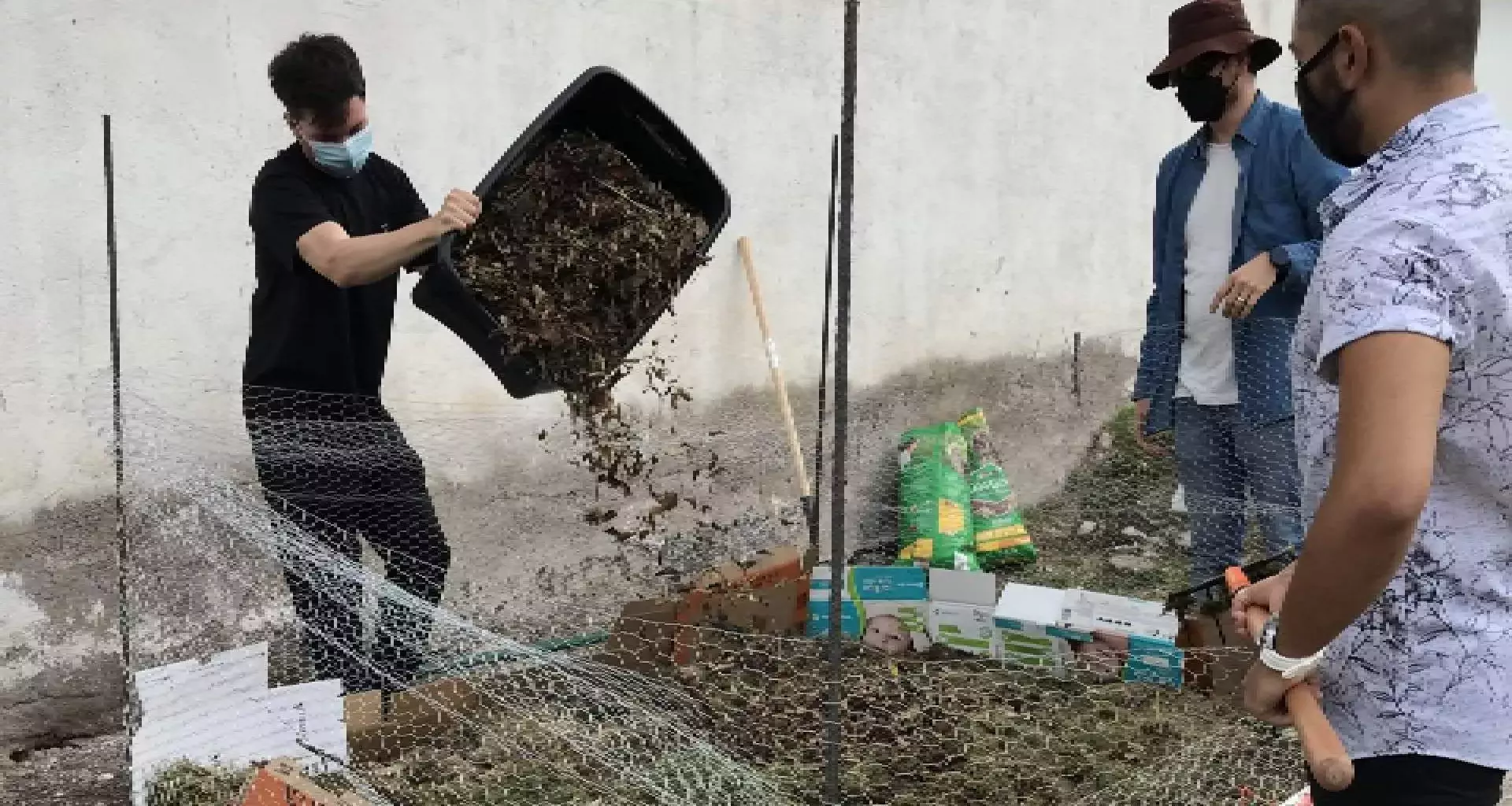 Los alumnos trabajaron juntos para crear el huerto y la composta.