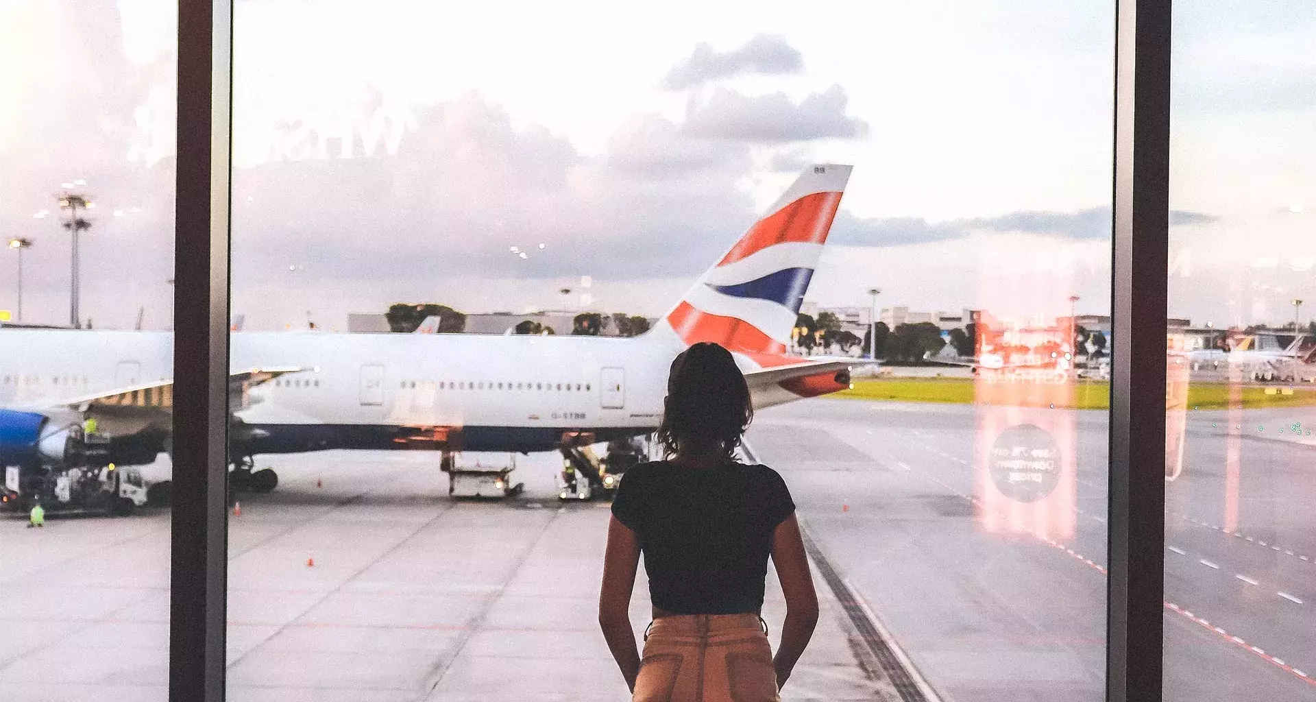 Mujer en sala de espera de aeropuerto internacional