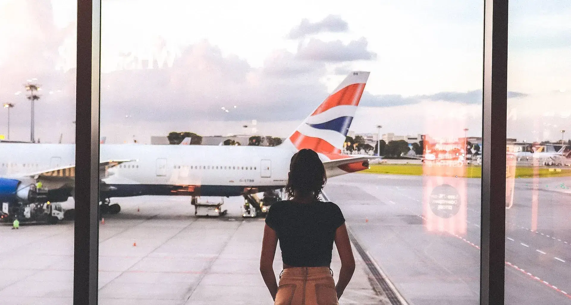 Mujer en sala de espera de aeropuerto internacional