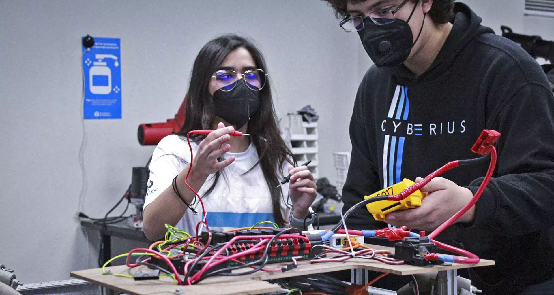 Alumnos de la PrepaTec Santa Catarina integrantes del equipo de robótica Cyberius